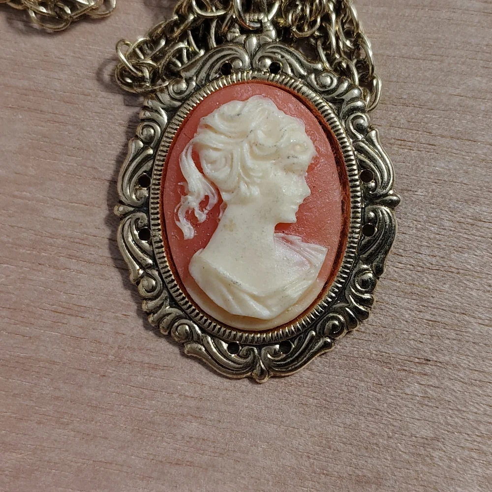 Vintage Cameo Necklace Salmon - Picture 2 of 4